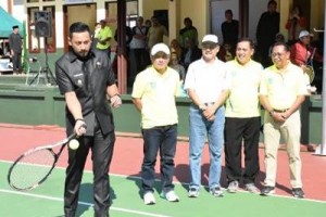 Wabup Kuningan saat membuka turnamen tenis berskala nasional di Kabupaten Kuningan.